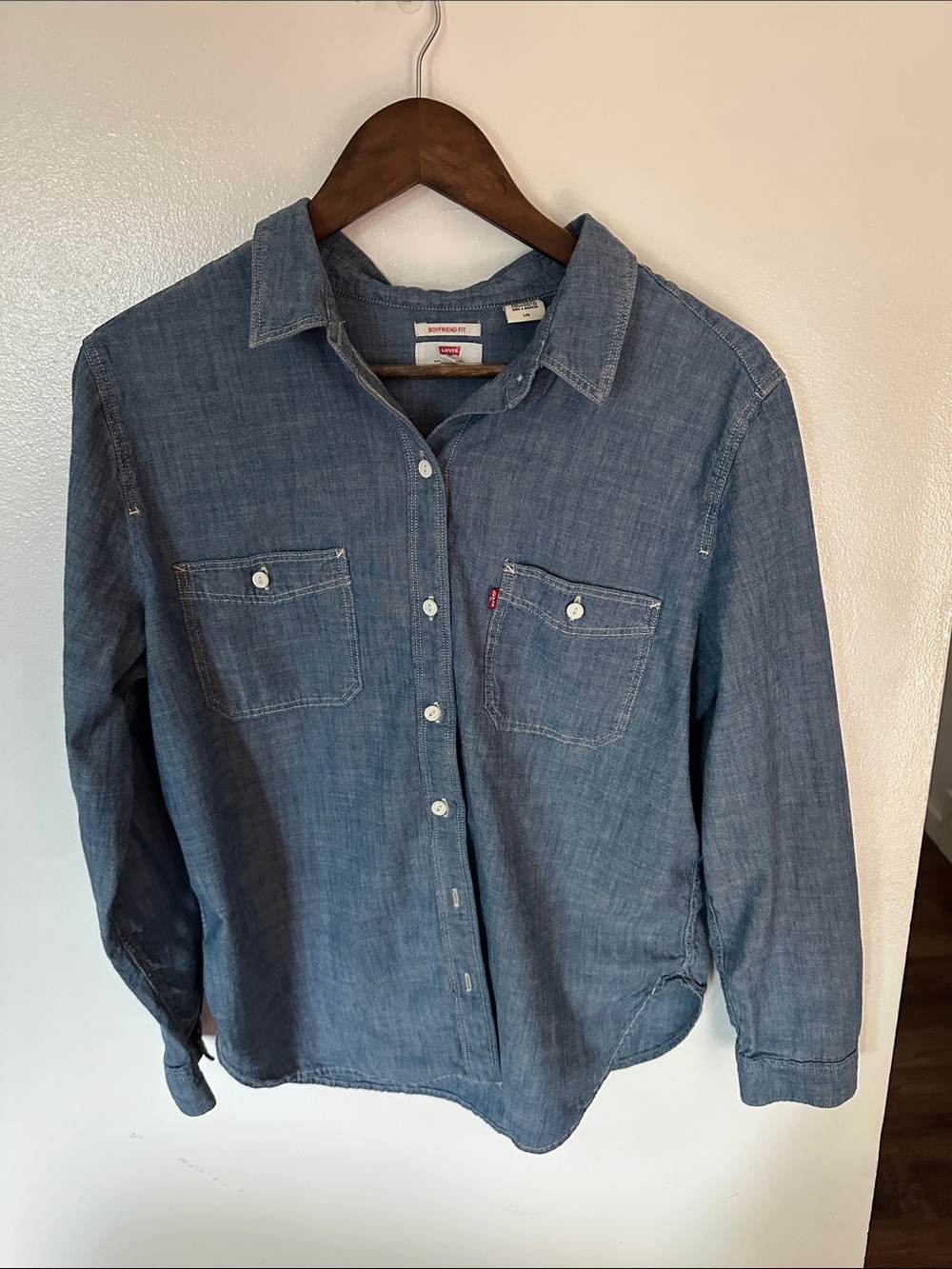 NWOT Levi’s  Lightweight Chambray Shirt in Medium Blue